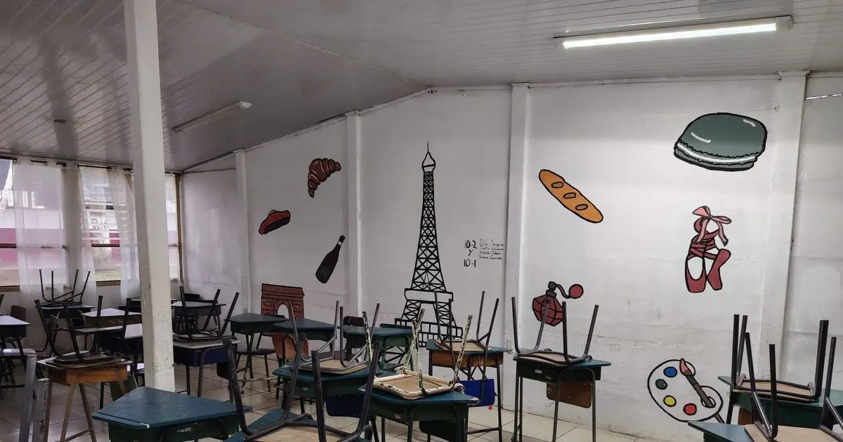 Empty classroom with rows of desks and chairs