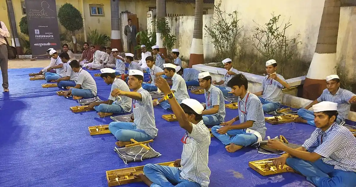 अहमदाबाद के कोचरब आश्रम में चरखे पर खादी का सूत कातते छात्र (फ़ाइल फ़ोटो)