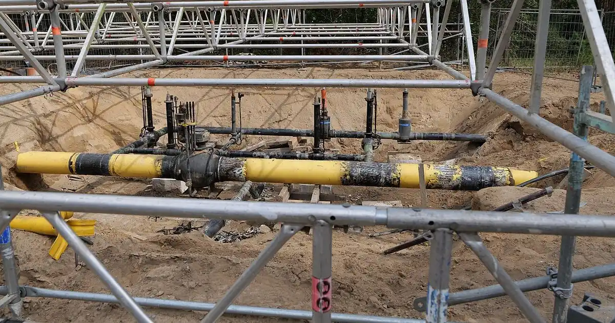 Above-ground natural gas pipeline section with valves