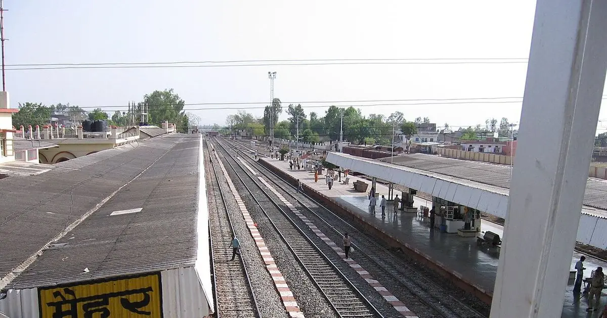 मध्य प्रदेश के सतना ज़िले का मैहर रेलवे स्टेशन, प्लेटफ़ॉर्म और पटरियाँ (पुरानी फ़ाइल फ़ोटो, नई लाइन की नहीं)